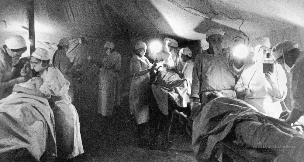 Медицинские работники оперируют бойцов в военно-полевом госпитале. Фото: РИА Новости